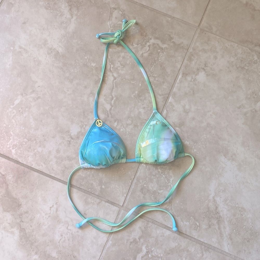 Adorable Guess bikini top